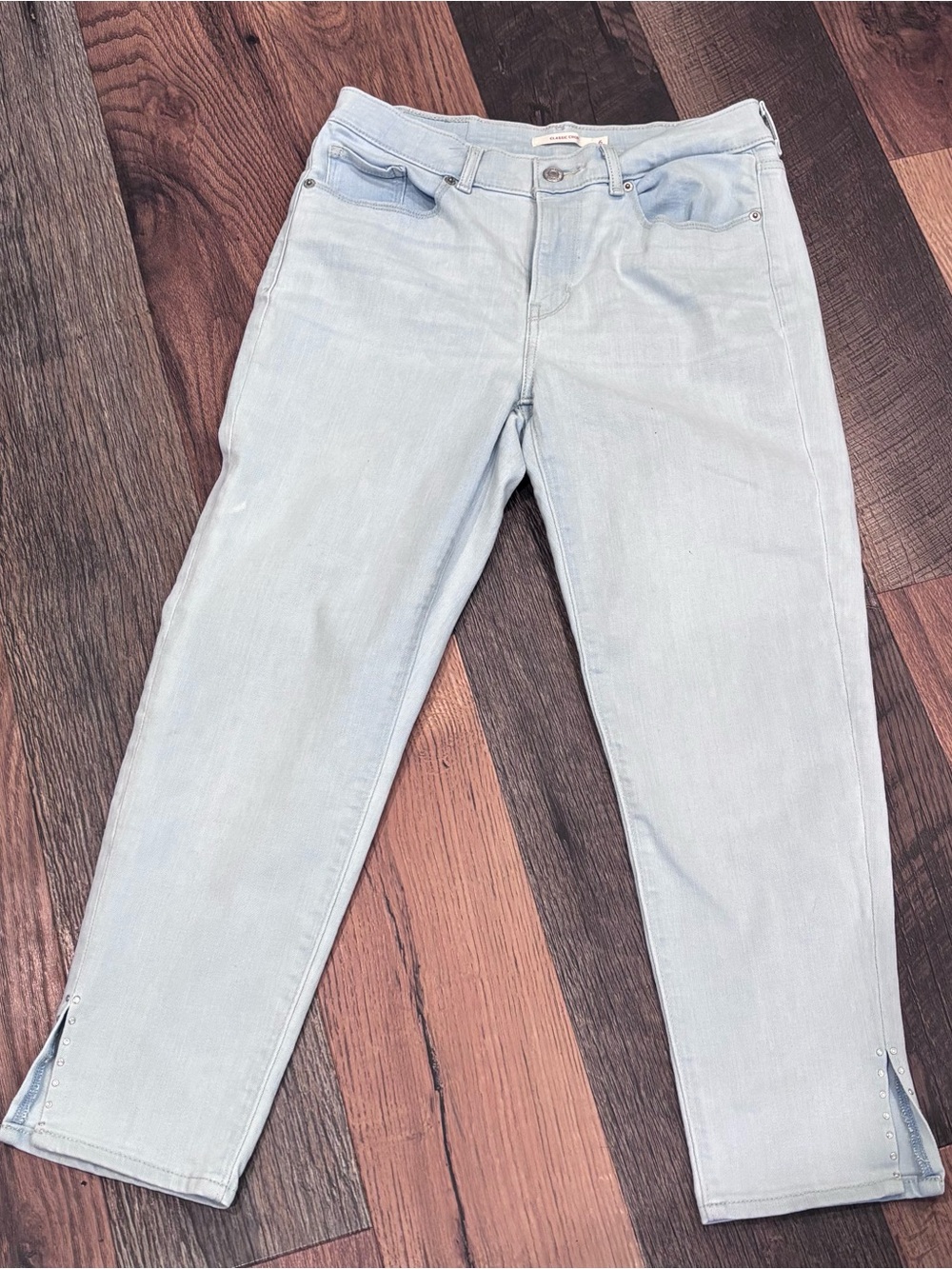 Levi’s classic crop Light Wash Slim Straight Jeans ankle slits and detail size 6